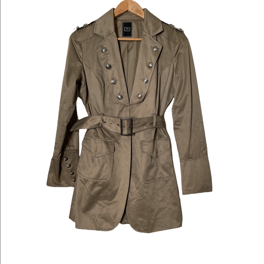🧥 Stylish tan trench coat with fancy buttons